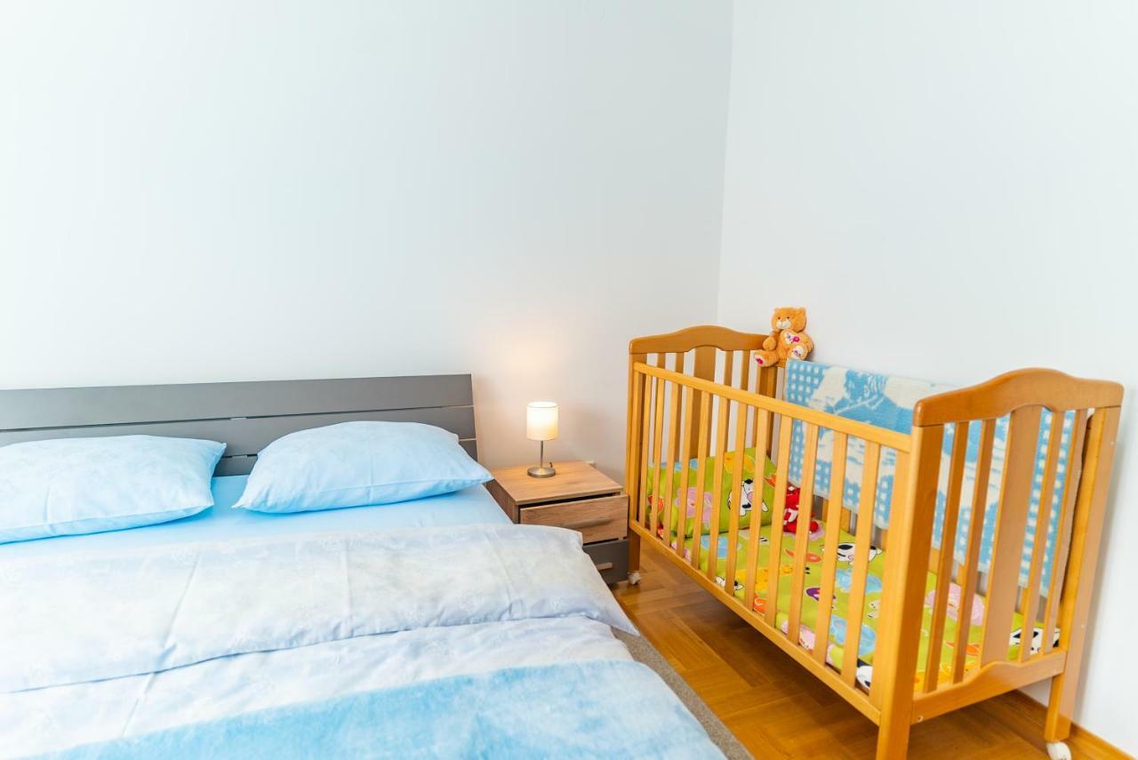 Big 4 Bedroom With Private Parking *